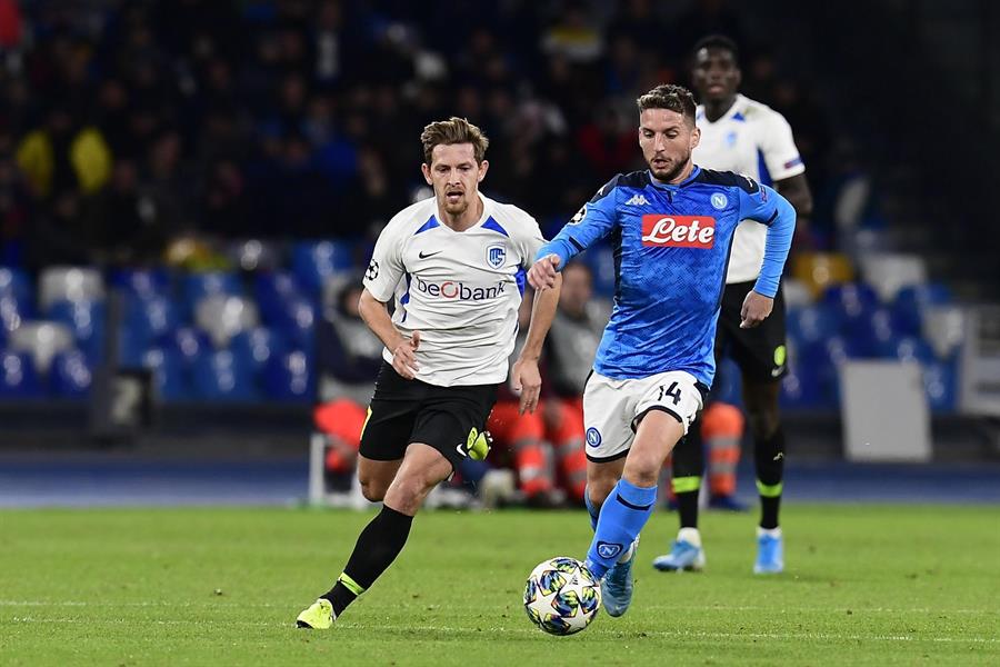 Dries Mertens conduce el balón contra el Genk