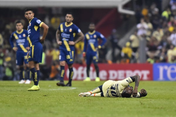 Renato Ibarra, jugador de las Águilas del América, adolorido