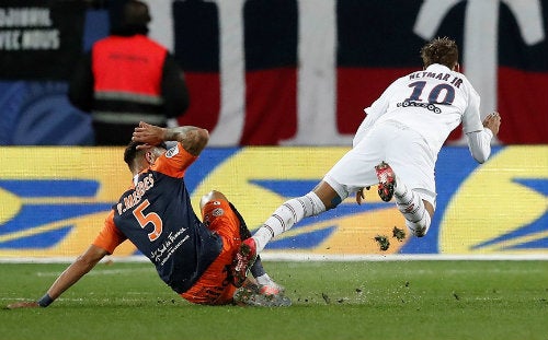 Neymar recibe una falta en el partido vs Montpellier