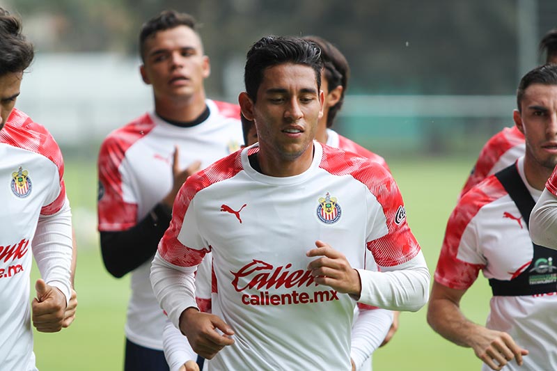 Gael Sandoval, en entrenamiento con Chivas