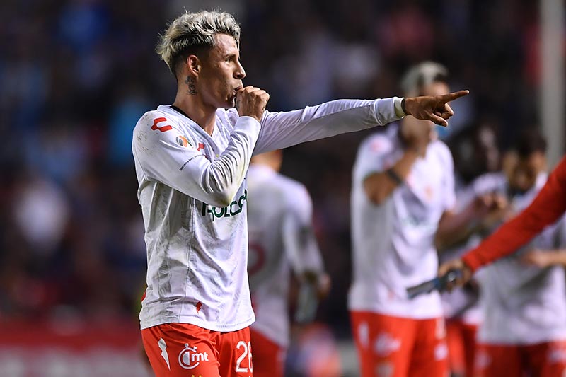 Cristian Calderón celebra un gol con Necaxa