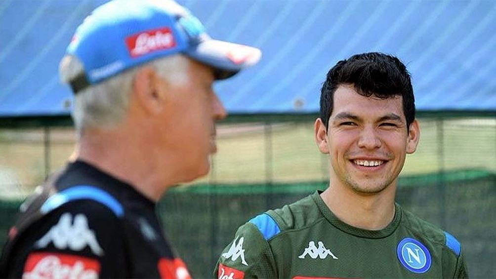 Chucky Lozano sonríe a Carlo Ancelotti