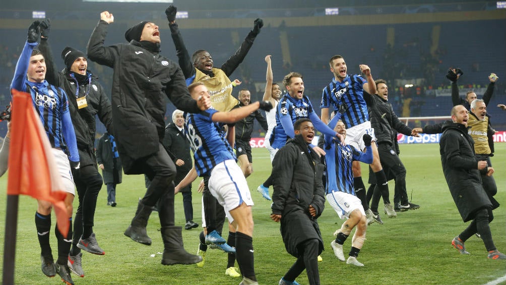 Jugadores del Atalanta celebran su pase a la siguiente ronda