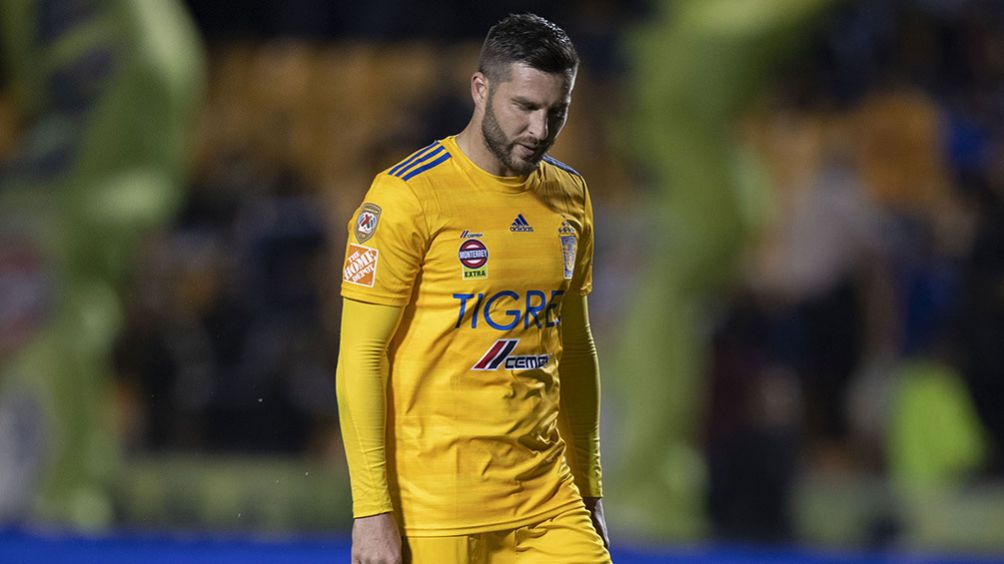 André-Pierre Gignac, cabizbajo en un juego de Tigres