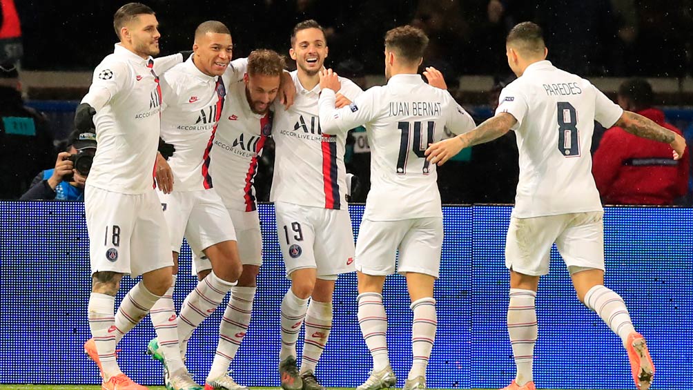 Jugadores del PSG celebran una anotación en Champions