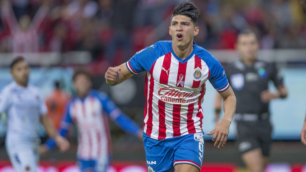 Alan Pulido celebra un gol con Chivas 