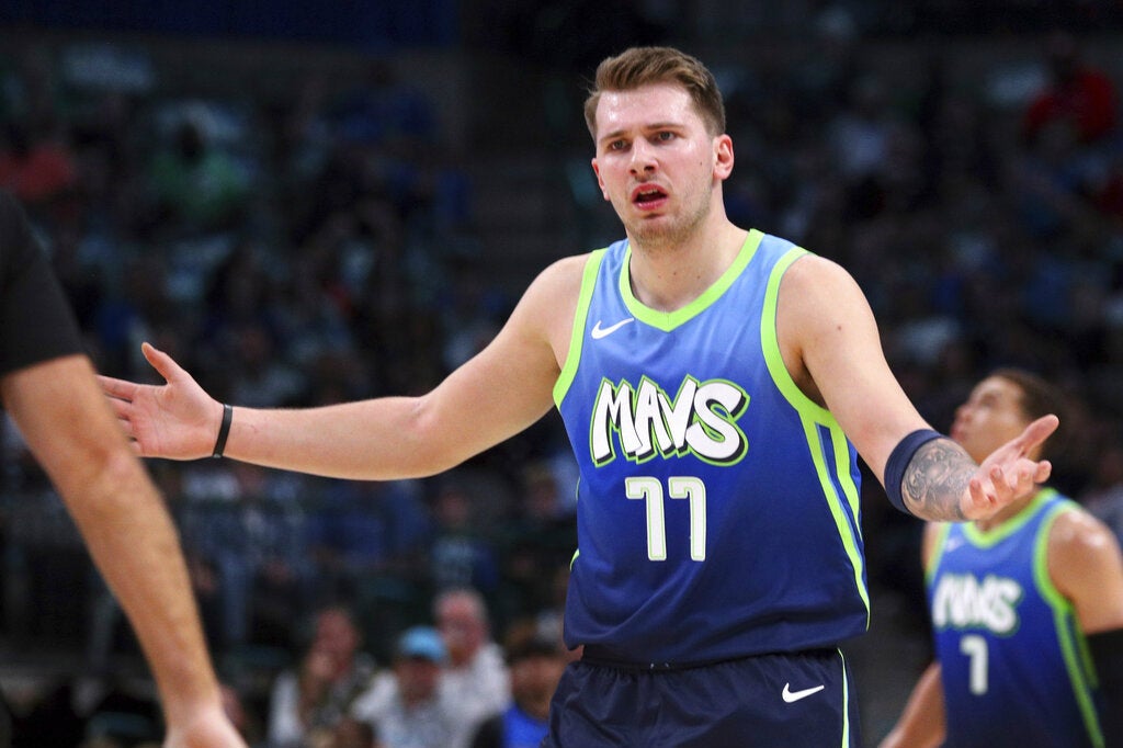 Luka Doncic, de los Dallas Mavericks, en juego ante Sacramento