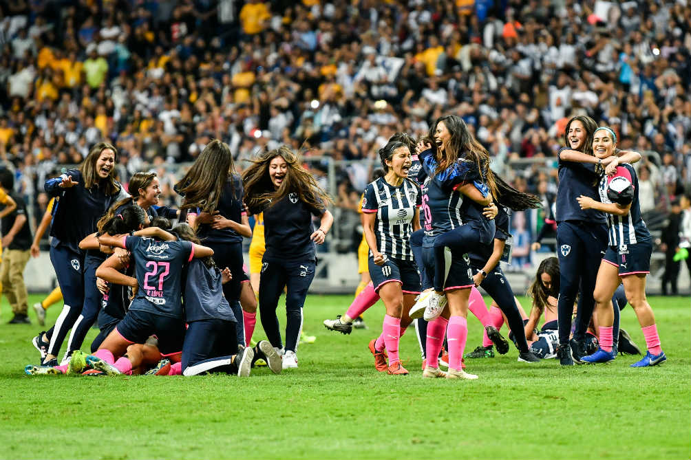 Jugadoras de Rayadas festejando el título obtenido