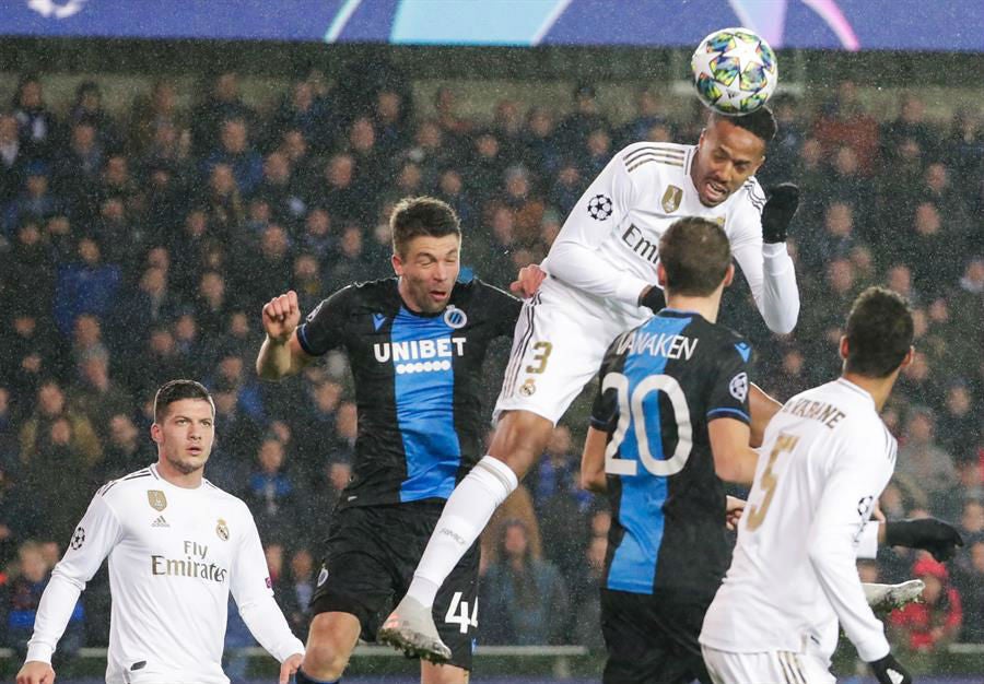 Éder Militao gana cabezazo a la defensa del Brujas