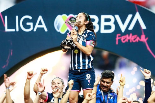 Rebeca Bernal levanta el título de la Liga MX Femenil