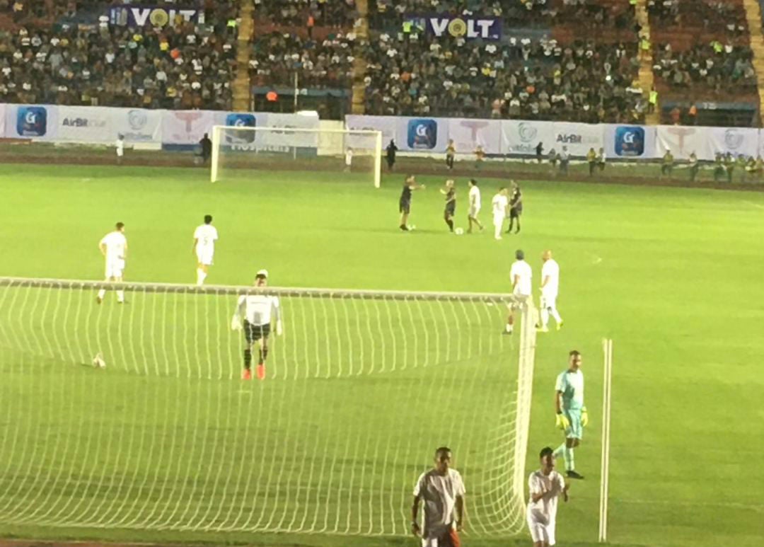 Tarde salieron a calentar los jugadores en el Andrés Quintan Roo