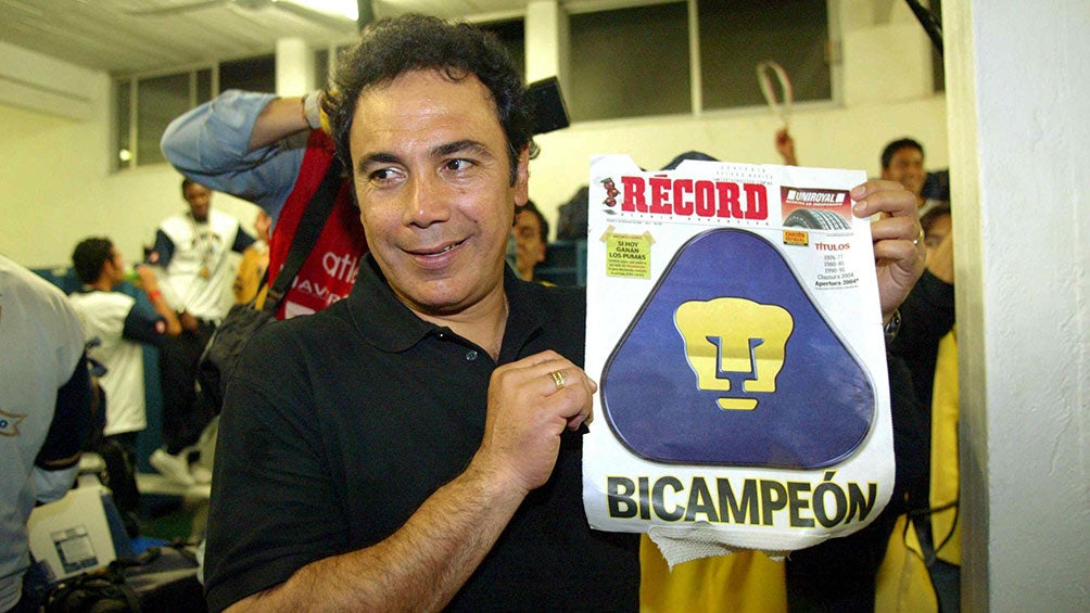 Hugo Sánchez, con la portada de RÉCORD al ser Bicampeón