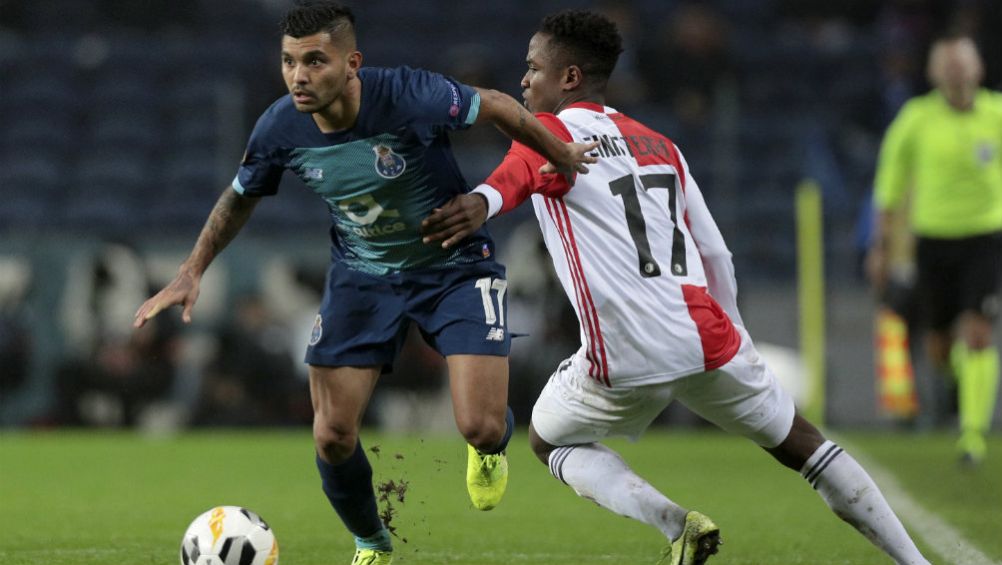 Tecatito Corona en acción ante Feyenoord