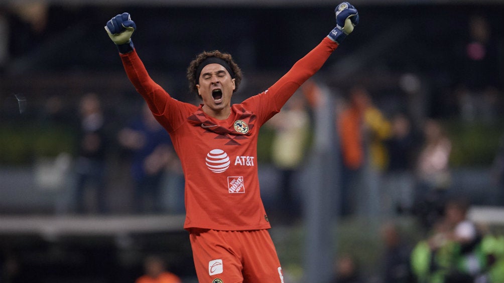 Memo Ochoa festeja un gol del América