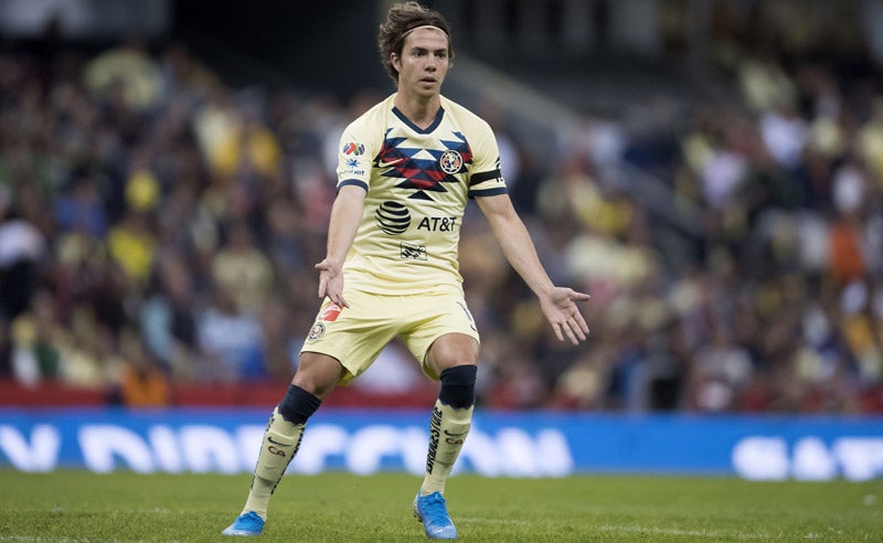 Sebastián Córdova durante un duelo con América 