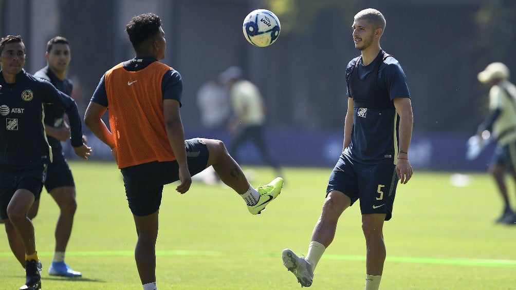 Roger Martínez y Guido Rodríguez durante un entrenamiento