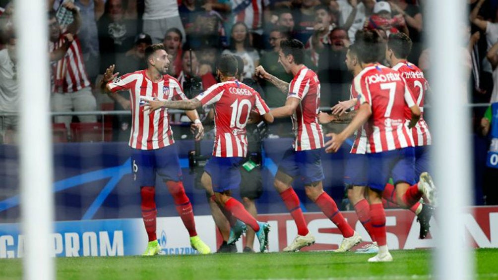 Jugadores del Atlético festejan gol 