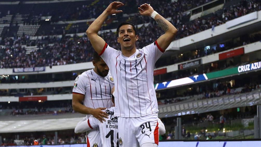 Carlos Cisneros celebra un tanto de Chivas en el Azteca 