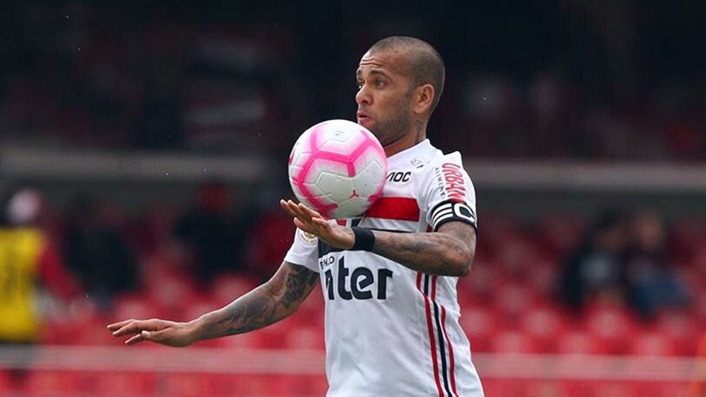 Dani Alves en un partido con Sao Paulo 