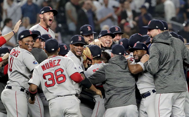 Los Medias Rojas de Boston celebran una victoria 