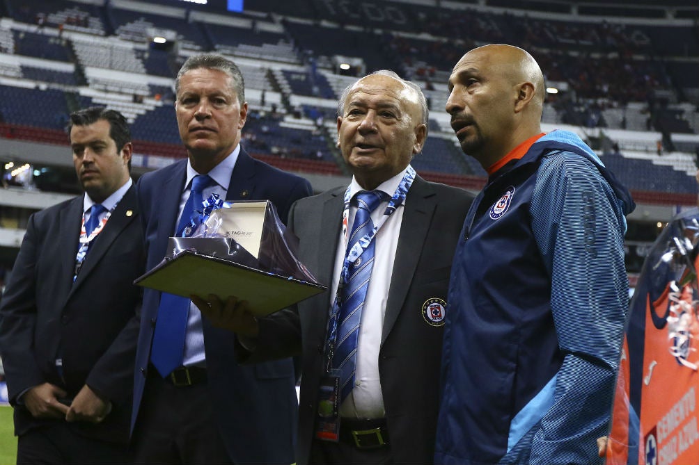 El presidente de Cruz Azul en el homenaje a Óscar Pérez