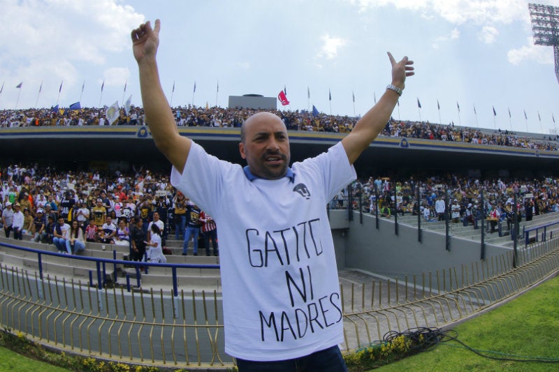 Ailton muestra su playera con la leyenda 'Gatito ni madres'