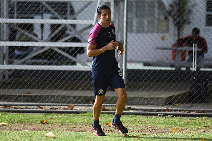 Cisneros, en un entrenamiento con Chivas