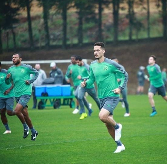 Neto en un entrenamento con el Chape 