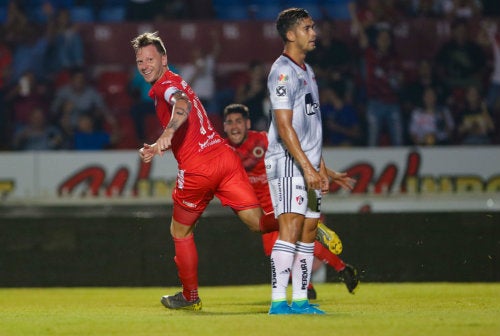 Polaco Menéndez festeja un gol ante Atlas