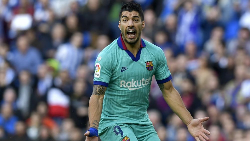 Suárez reclama en el partido ante Real Sociedad