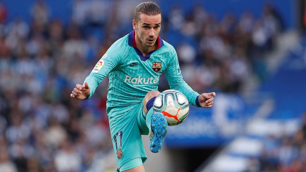 Antoine Griezmann durante un duelo con el Barcelona