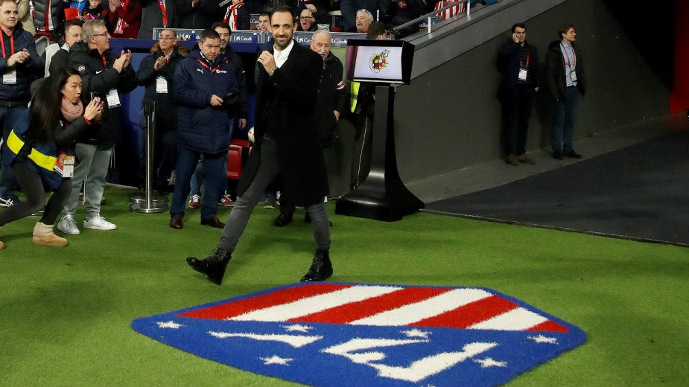 Juanfran al ingresar a la cancha del Metropolitano para ser homenajeado