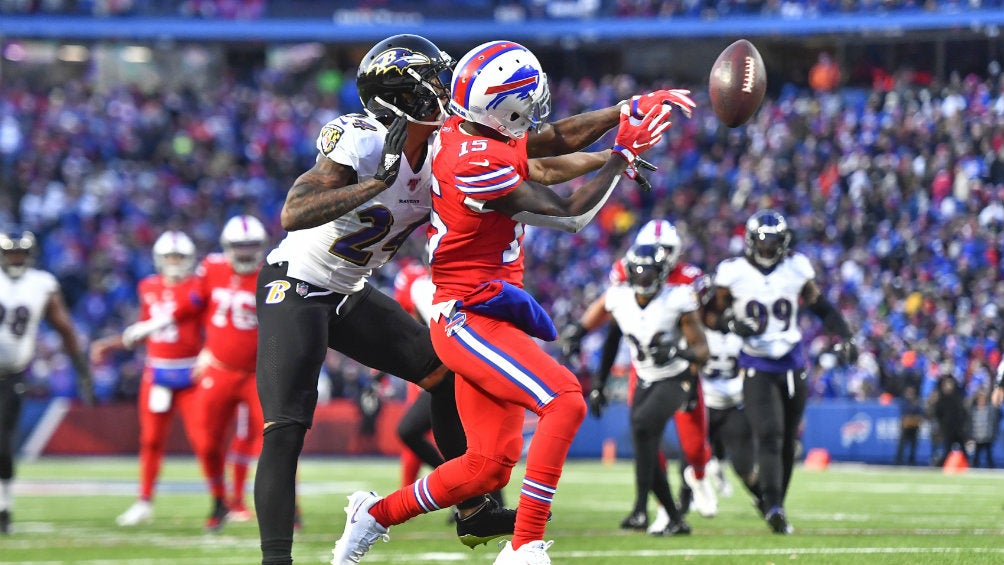 Marcus Peters durante un partido de Baltimore