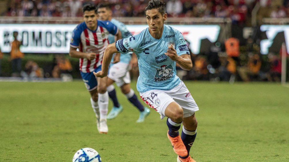 Erick Aguirre durante un duelo con Pachuca ante Chivas 