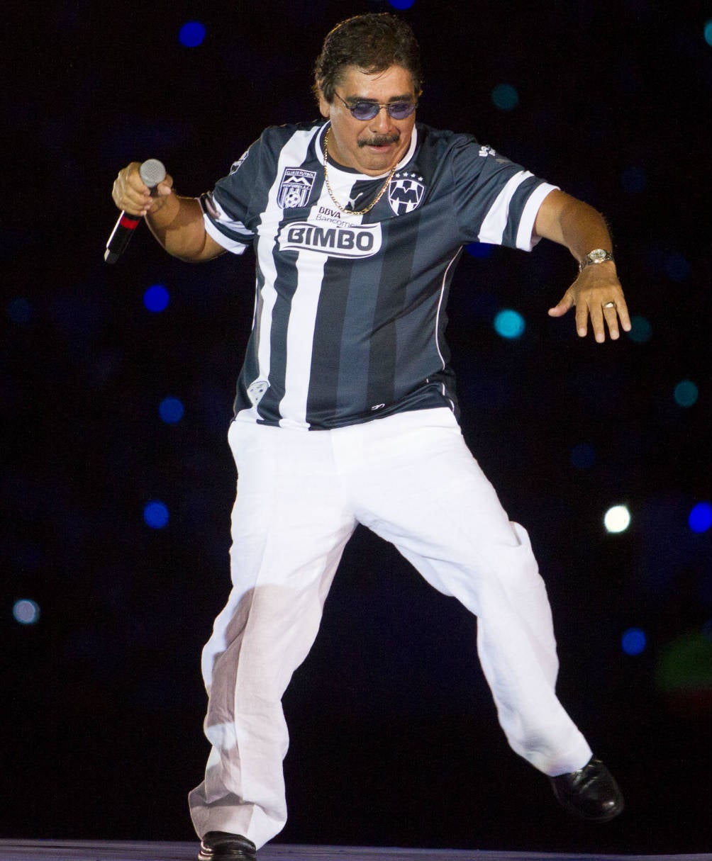 Celso Piña, durante una presentación, con la playera de Rayados