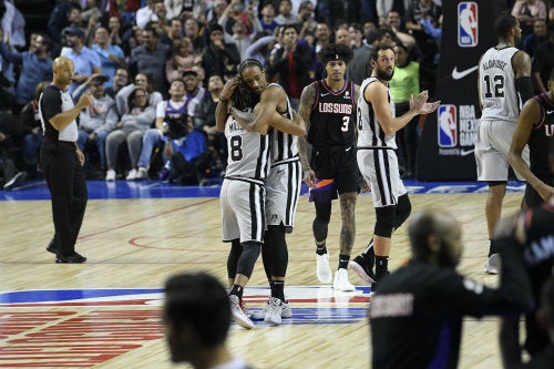 Patty Mills y DeMar DeRozan se abrazan en la Arena CDMX