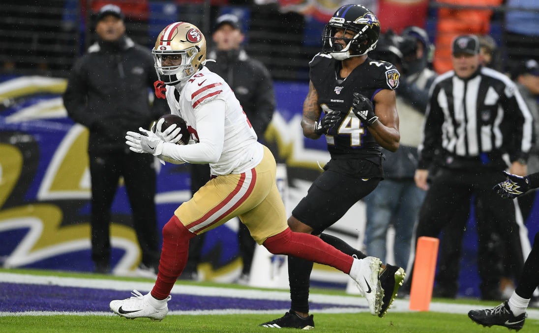 Marcus Peters durante un partido de Baltimore ante 49ers