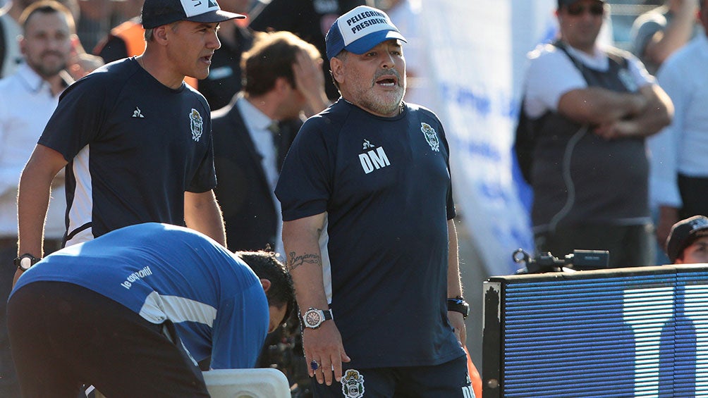 Maradona dirige un partido de Gimnasia y Esgrima