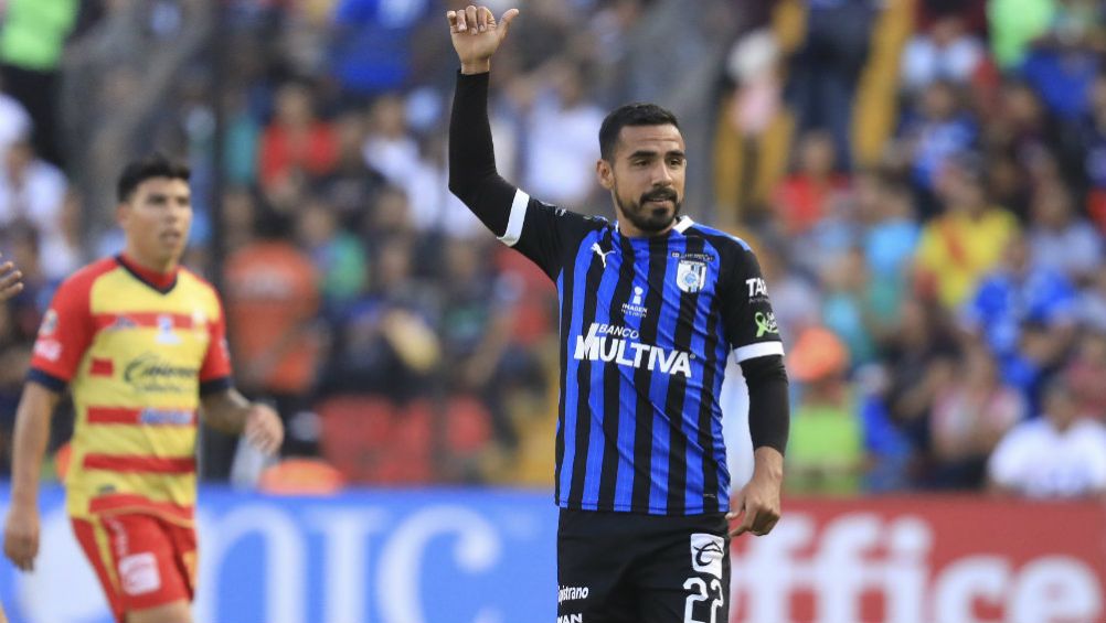 Alonso Escoboza celebrando una anotación con Gallos Blancos