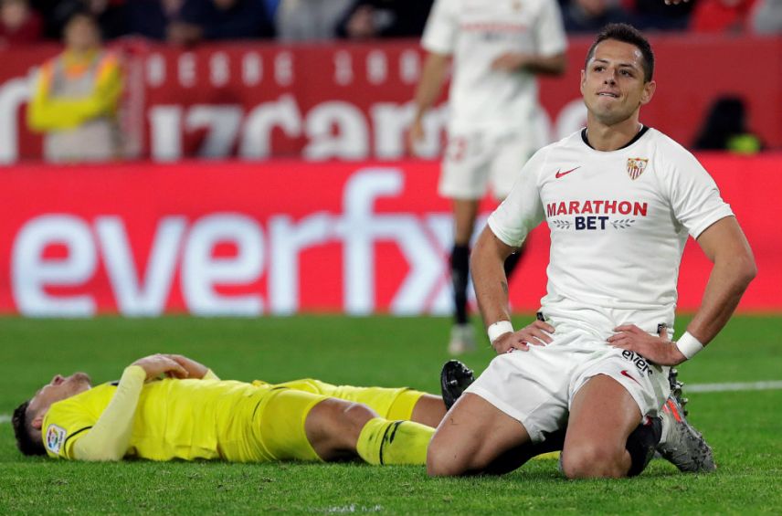 Javier 'Chicharito' Hernández lamentando una falla con Sevilla