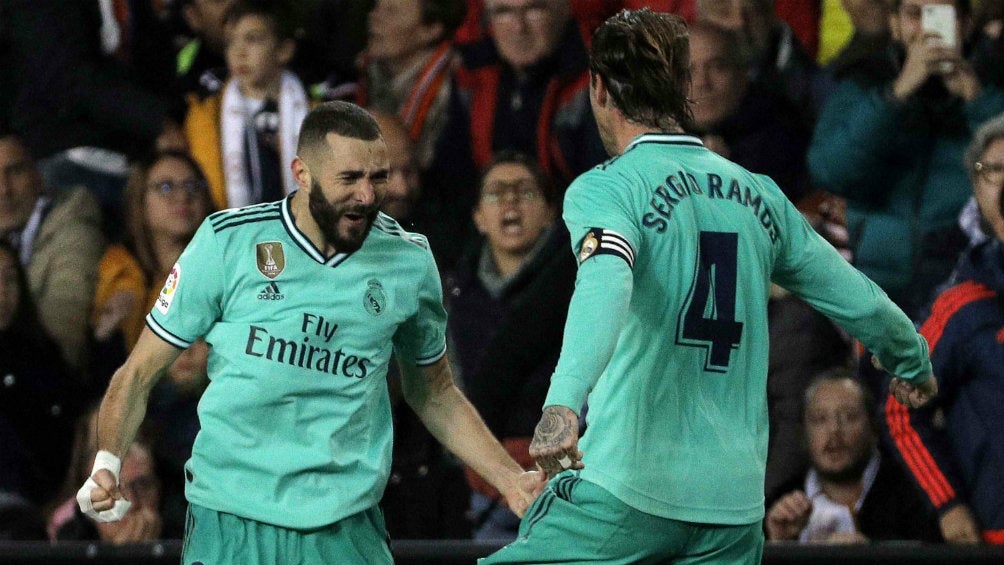 Karim Benzema y Sergio Ramos celebrando el gol del empate ante Valencia