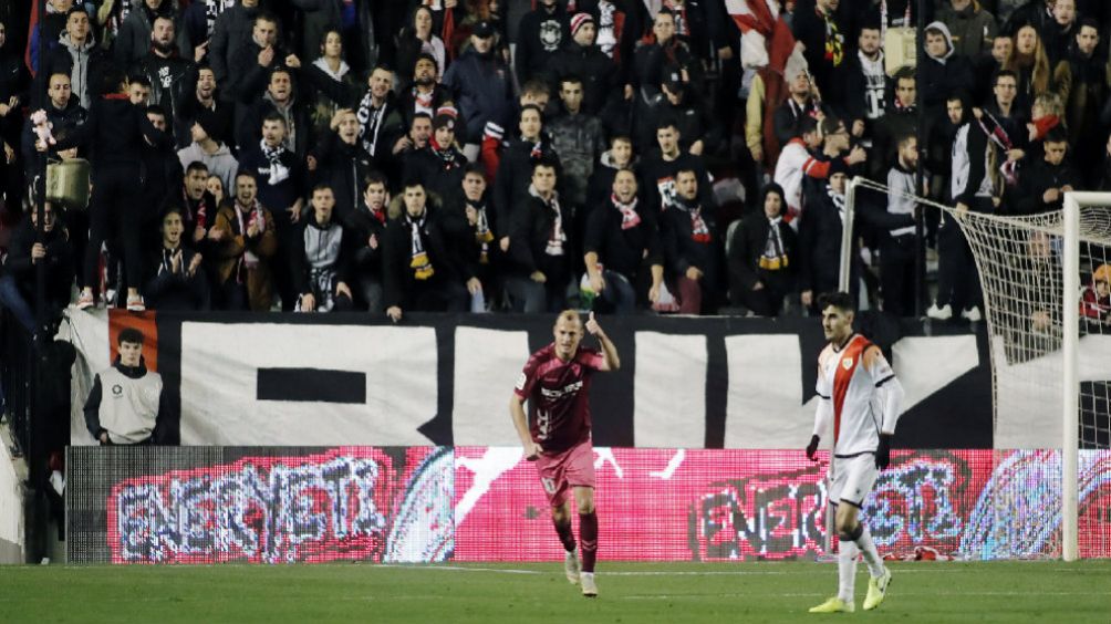 Román Zozulya en acción del Rayo Vallecano vs Albacete 