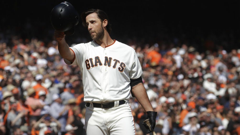 Bumgarner saluda a la afición en un juego ante Dodgers 