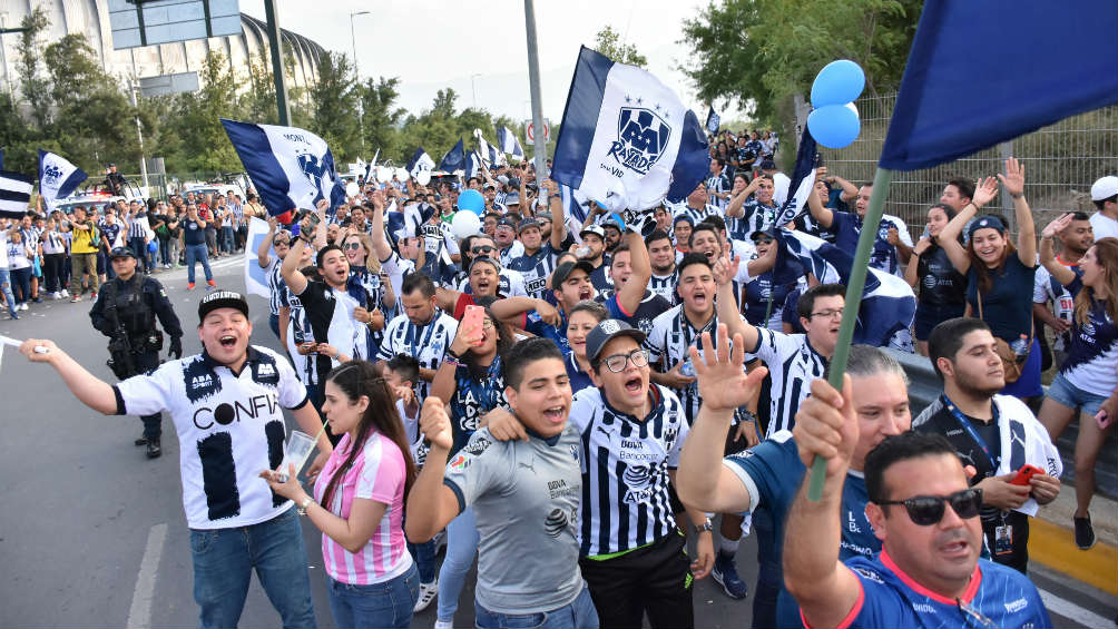 Afición de Rayados se prepara para apoyar a su equipo