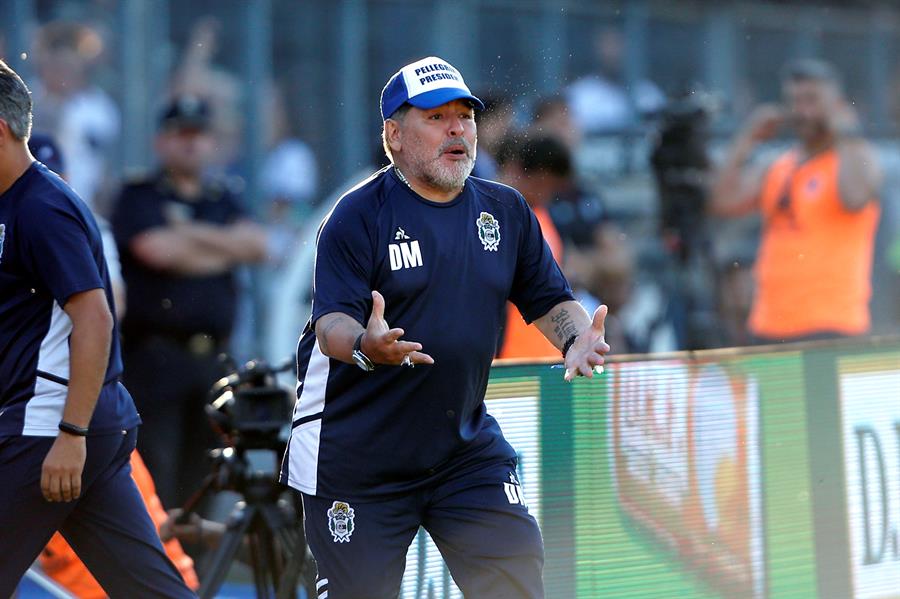 Maradona grita a sus jugadores de Gimnasia