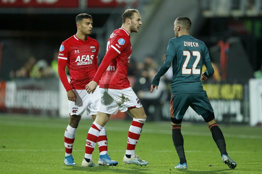 Teun Koopmeiners y Hakim Ziyech se encaran durante el duelo