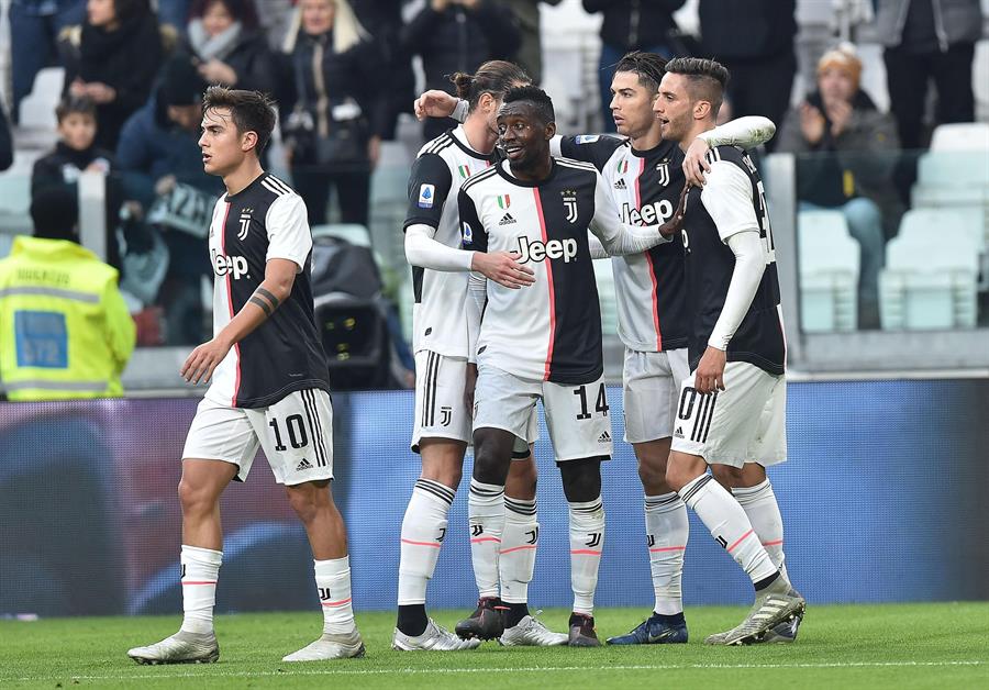 Cristiano Ronaldo celebra su gol con su compañeros