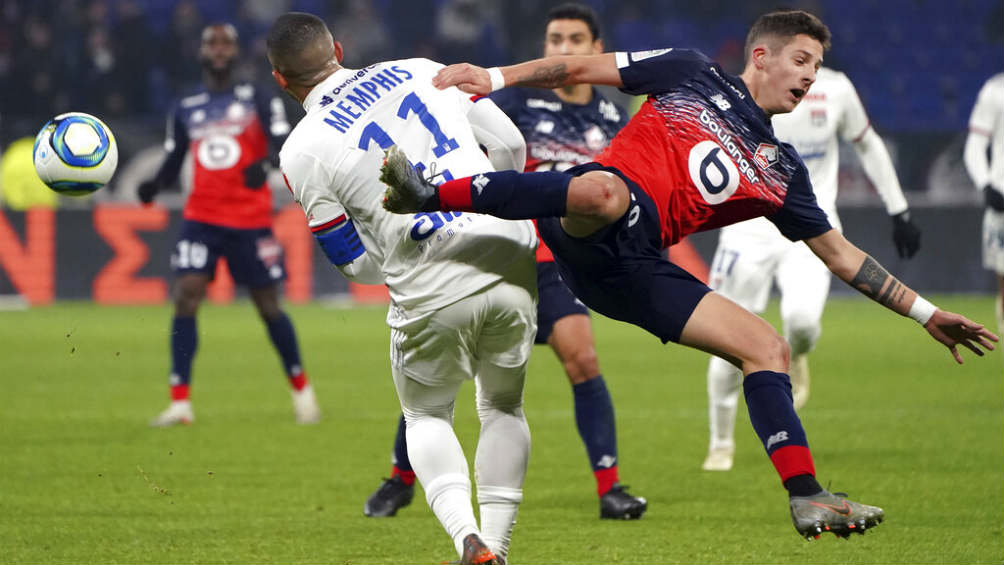 Depay lucha un balón ante el Renners