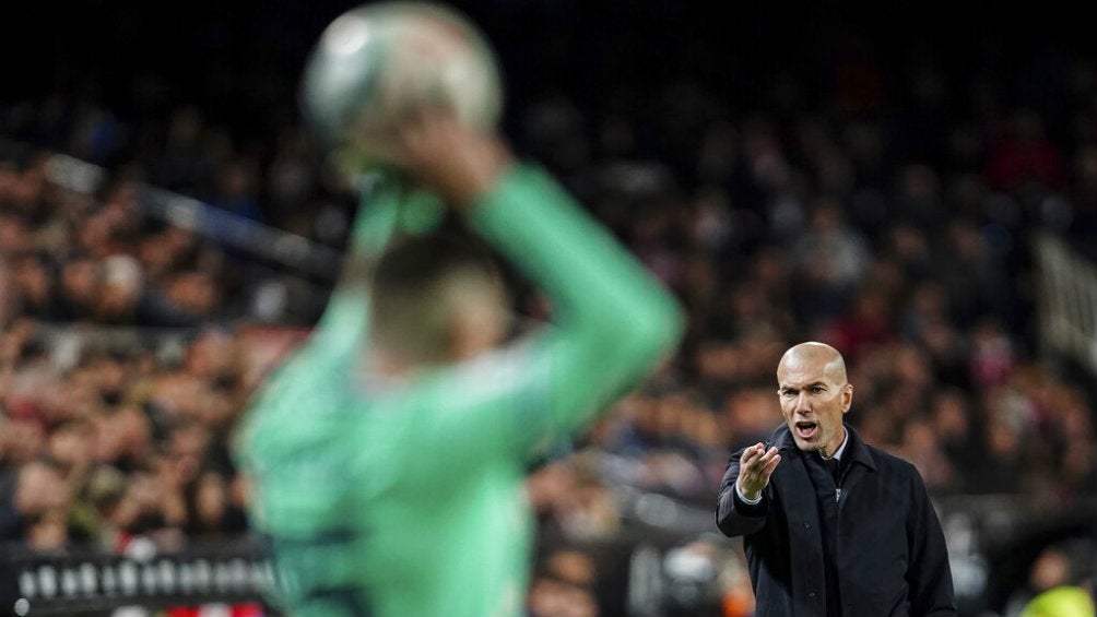 Zidane dándole instrucciones a Fede Valverde 