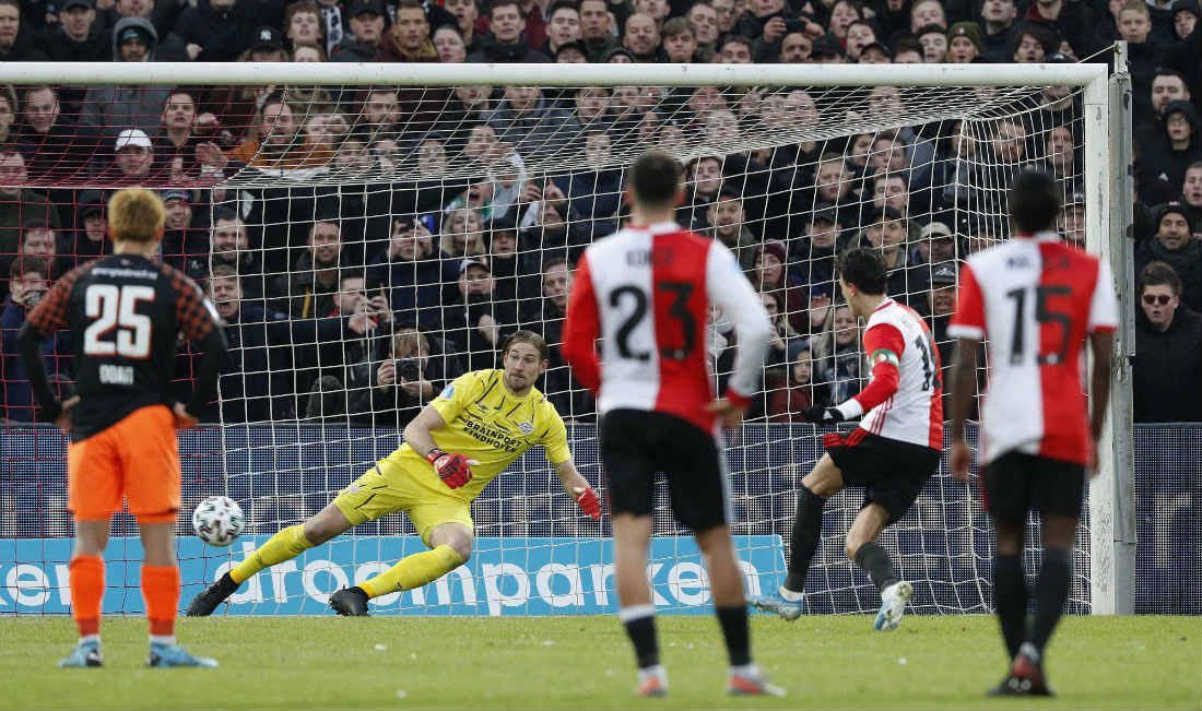 Steven Berghuis cobrando uno de los penales ante PSV